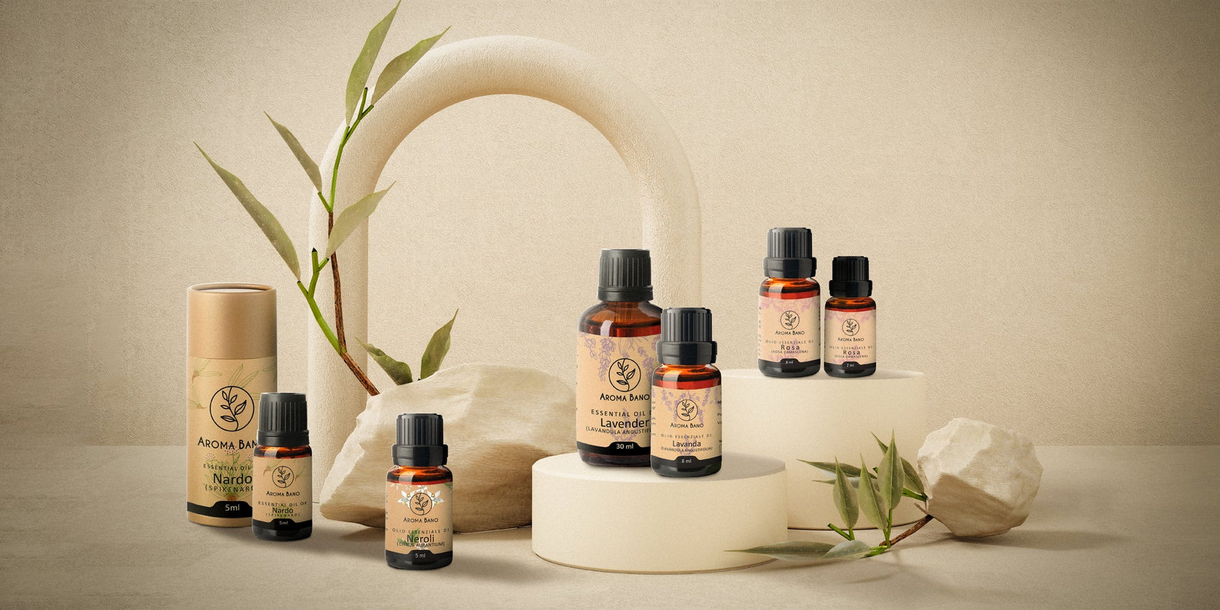 Oli essenziali Aroma Bano in diverse bottiglie con elementi naturali, rappresentazione della composizione e degli utilizzi degli oli essenziali