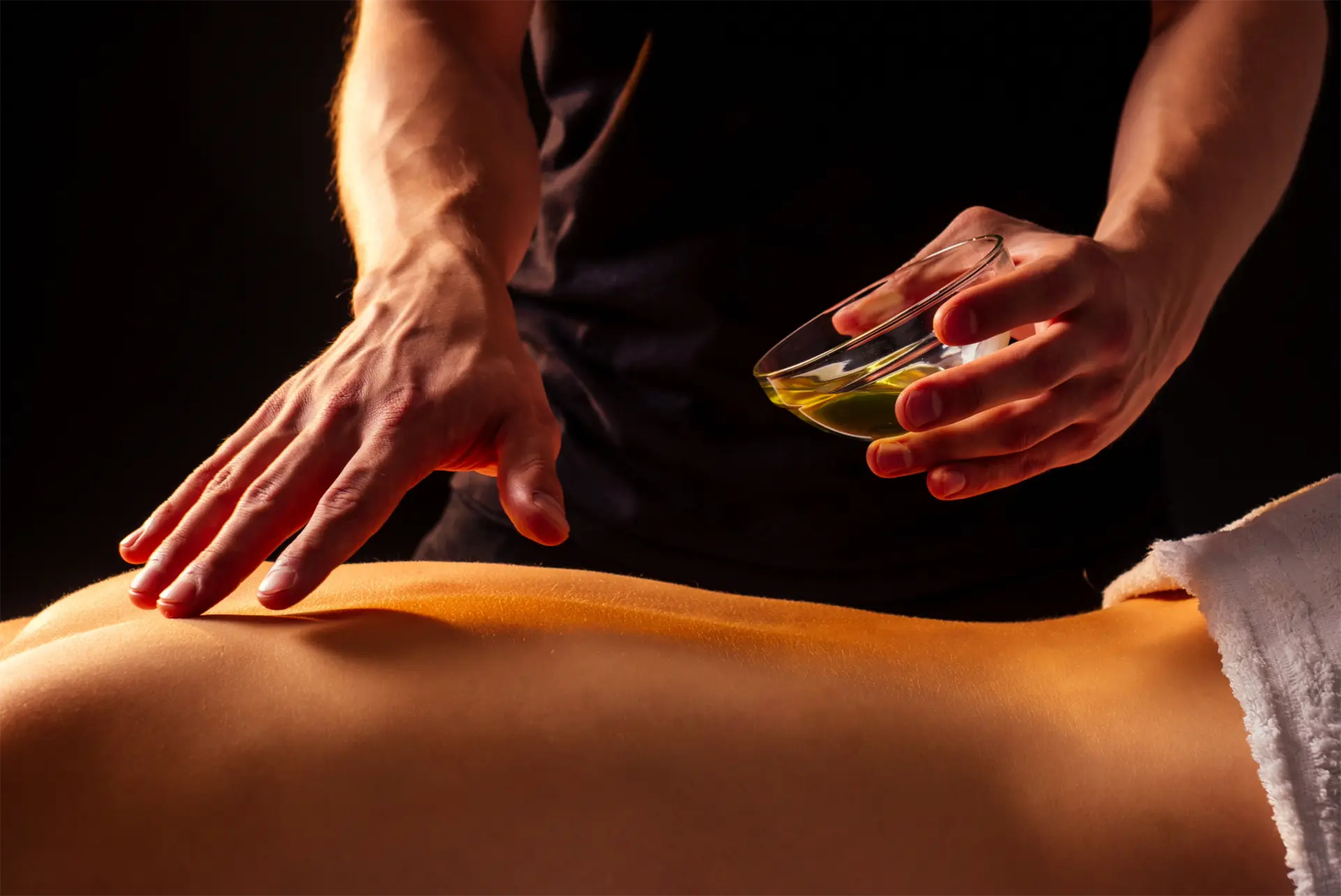 Applicazione di olio essenziale durante un massaggio rilassante per il benessere del corpo