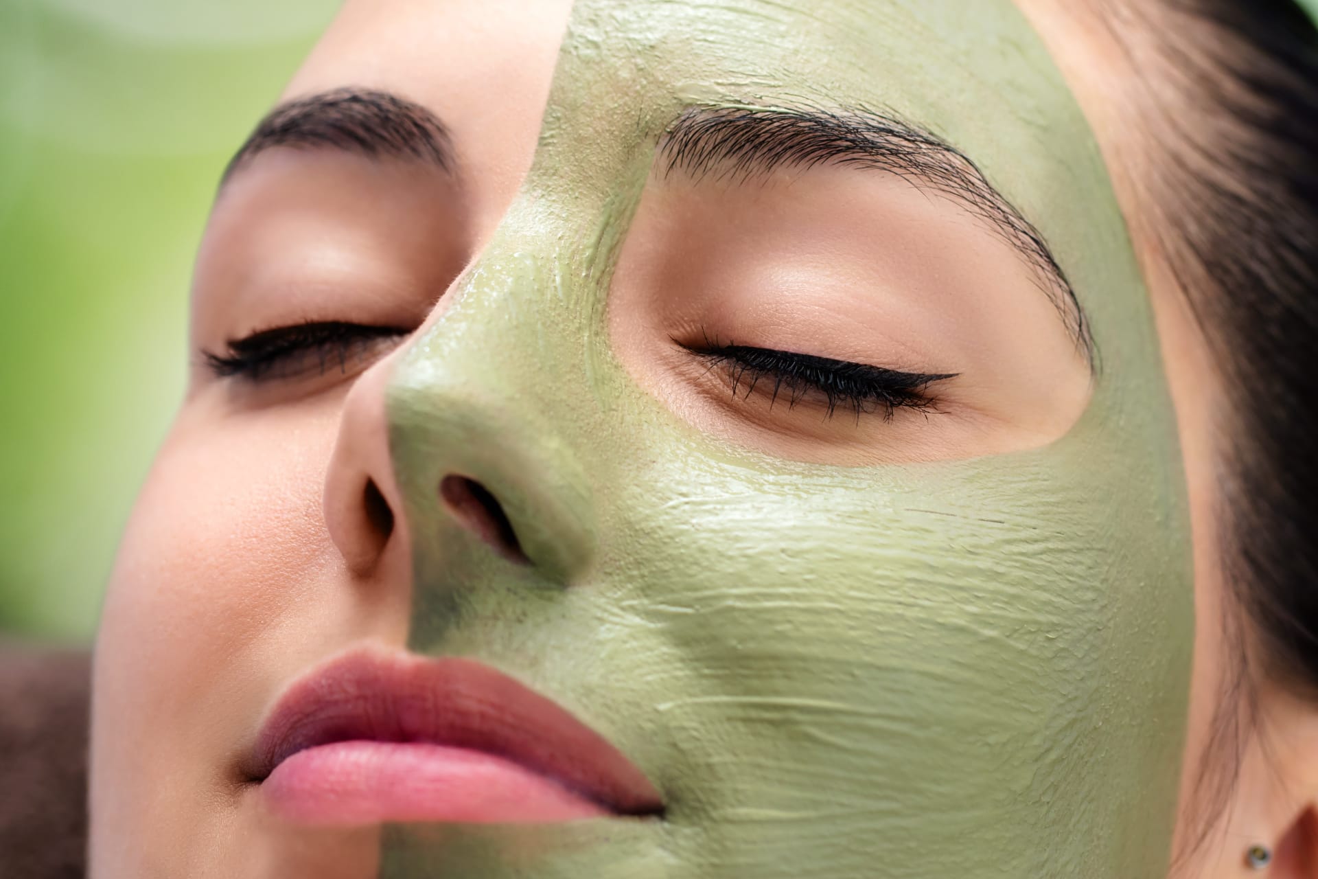 Applicazione di trattamento naturale per la cura della pelle del viso con utilizzo di oli essenziali