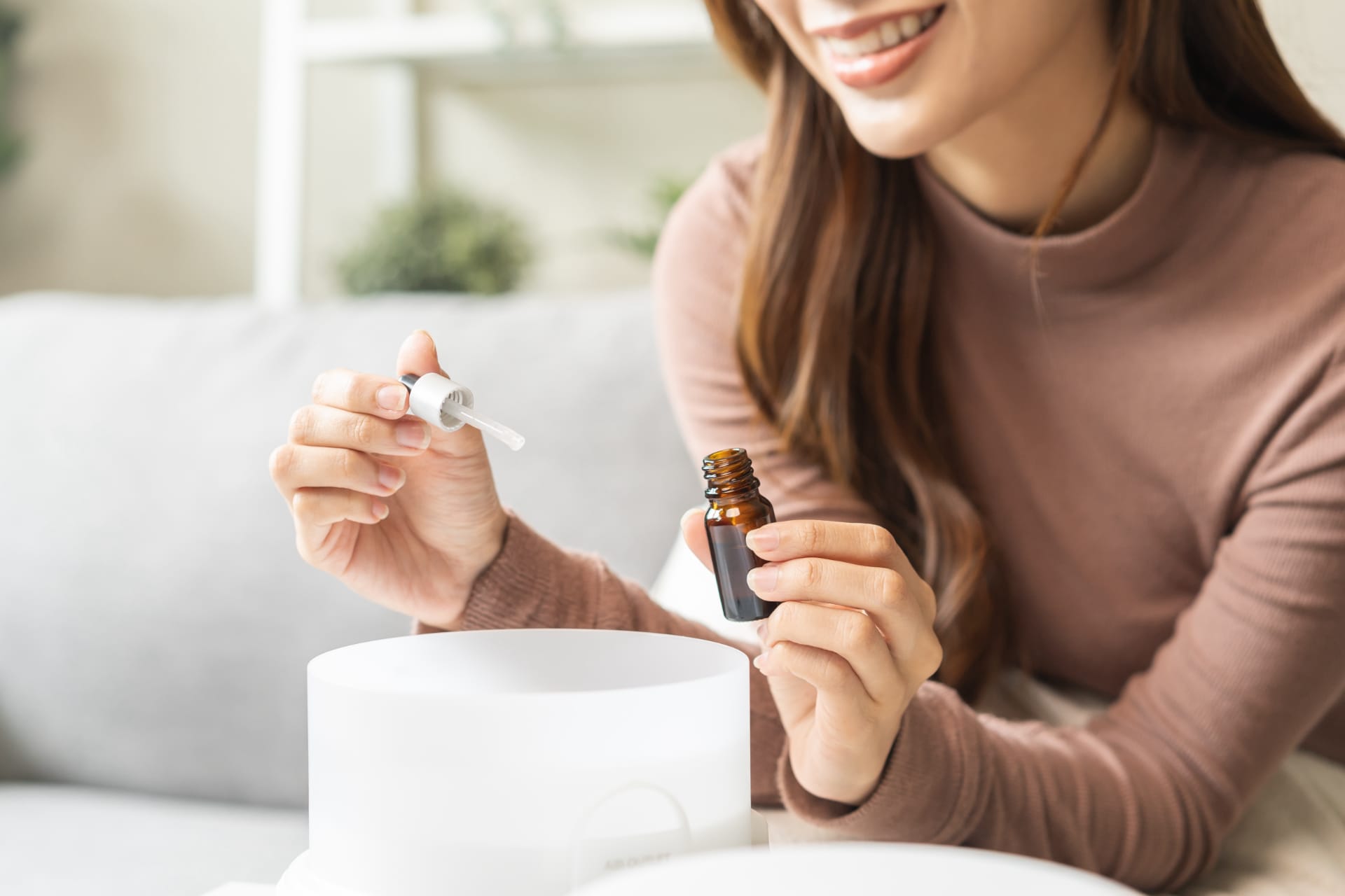 Utilizzo di olio essenziale in diffusore per profumare l’ambiente e creare un’atmosfera naturale e accogliente
