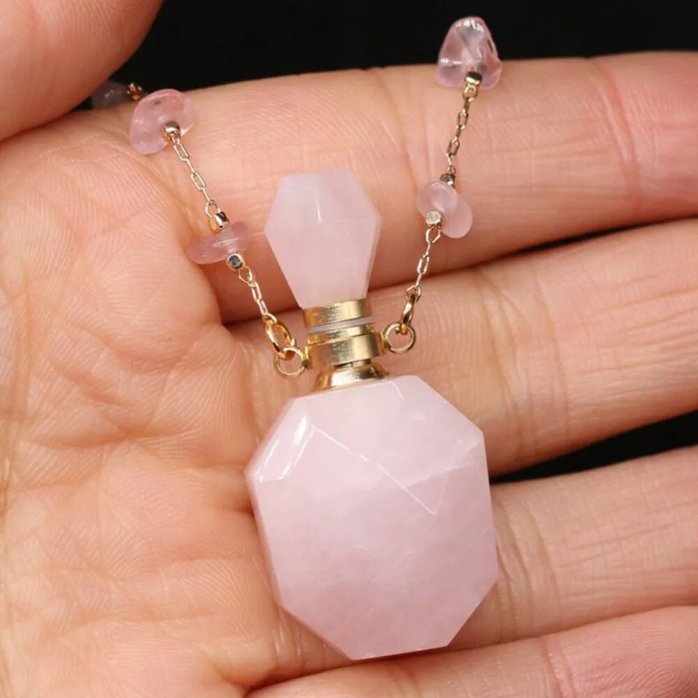 Dettaglio collana aromaterapia in quarzo rosa naturale indossata a mano Aroma Bano