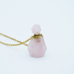 Collana aromaterapia in quarzo rosa con flacone porta olio essenziale e catena dorata Aroma Bano