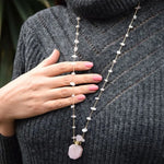 Collana aromaterapia in quarzo rosa naturale indossata con maglione grigio Aroma Bano