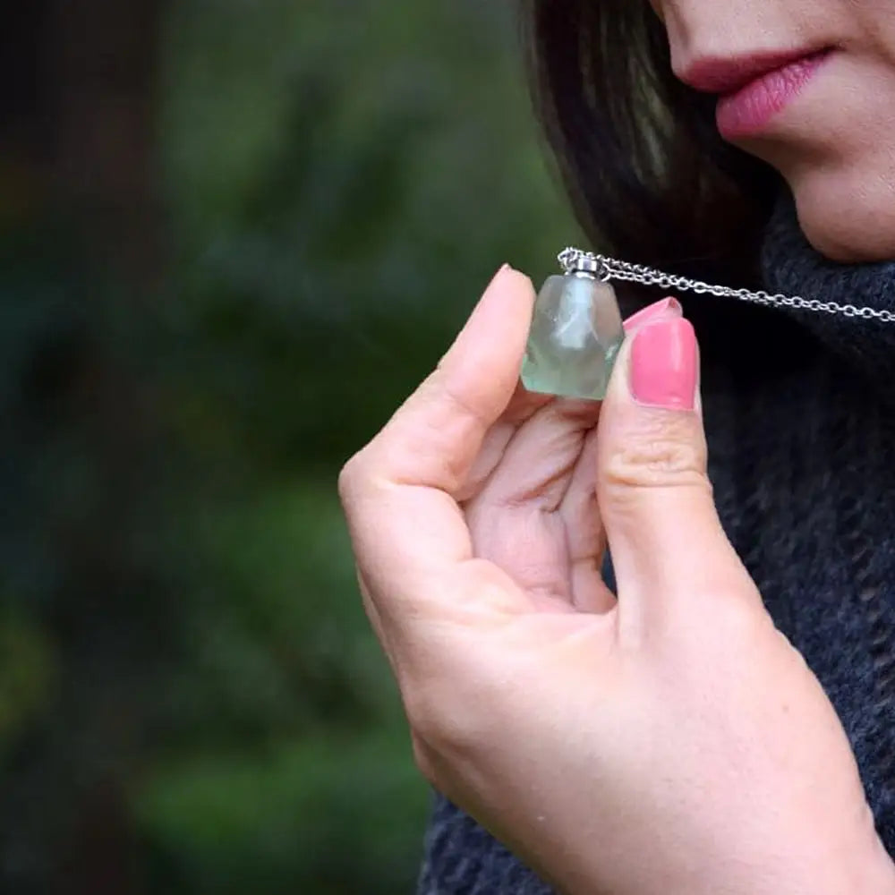 Donna con collana aromaterapia in pietra verde naturale Aroma Bano