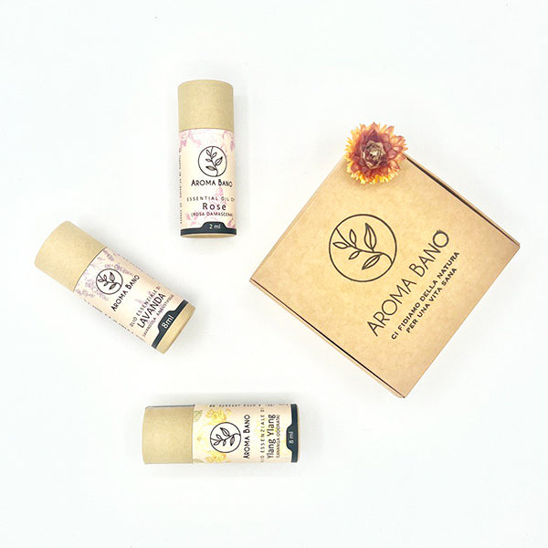 Kit buon umore Aroma Bano con Lavanda, Rosa Damascena e Ylang Ylang fotografato dall’alto