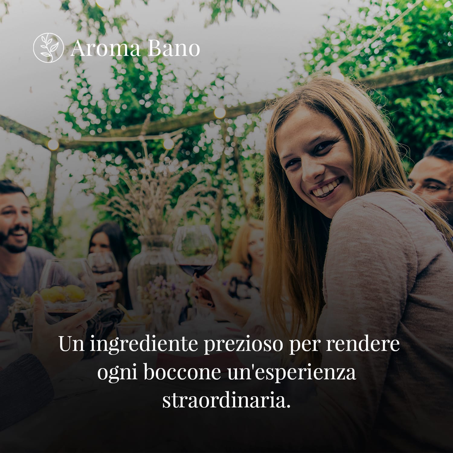 Persone riunite a tavola durante un momento conviviale all’aperto, associato all’uso dell’olio essenziale di alloro Aroma Bano da 8 ml in cucina
