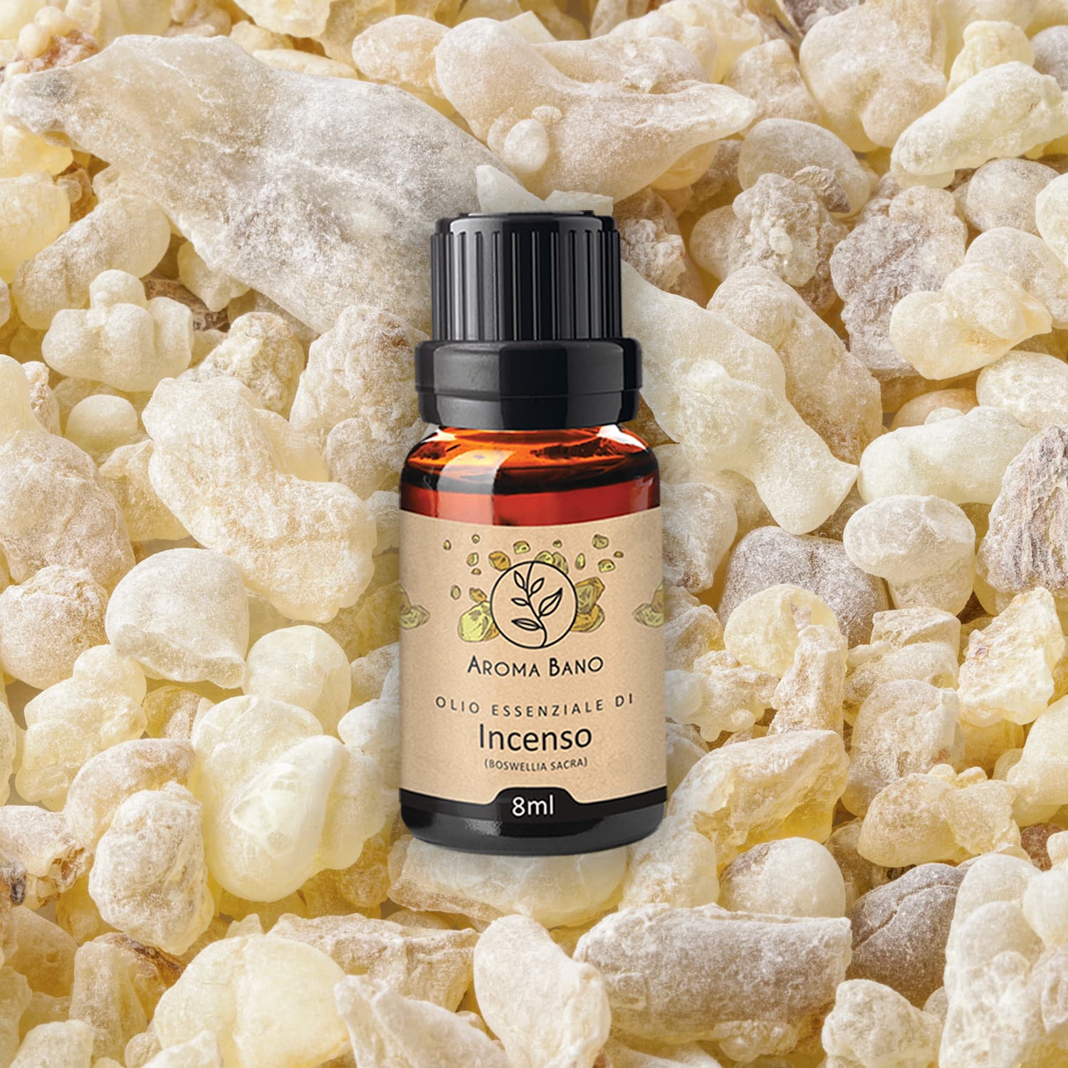 Olio essenziale di Incenso Aroma Bano in bottiglia da 8 ml su sfondo di resina naturale di incenso