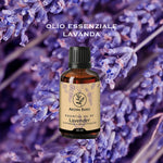 Olio essenziale di Lavanda Aroma Bano in bottiglia da 30 ml su sfondo di fiori di lavanda