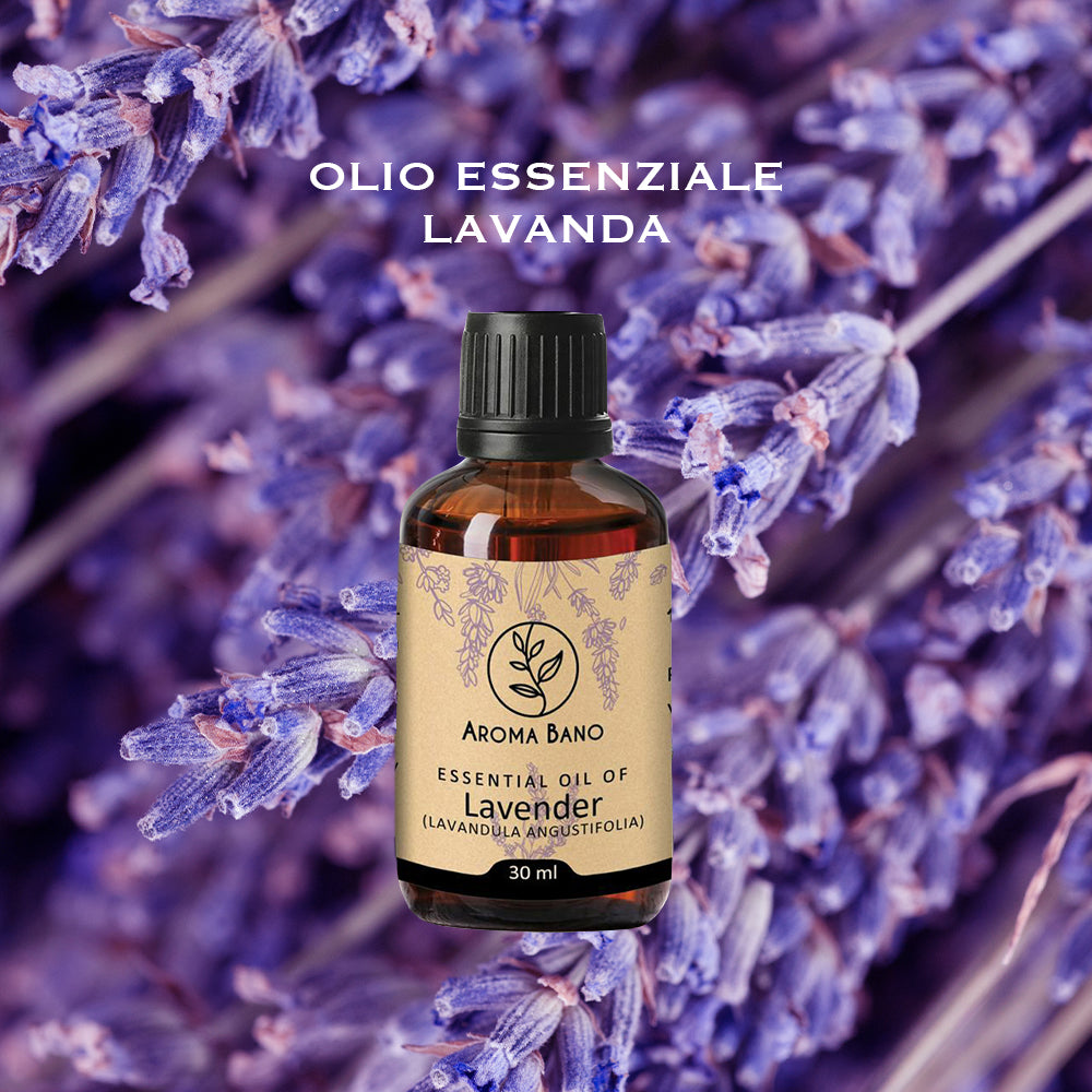 Olio essenziale di Lavanda Aroma Bano in bottiglia da 30 ml su sfondo di fiori di lavanda