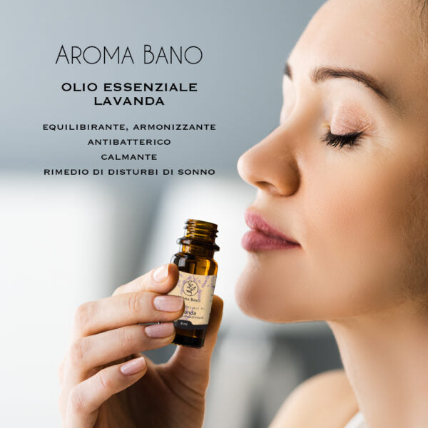 Olio essenziale di Lavanda Aroma Bano in bottiglia aperta accanto a fiori di lavanda