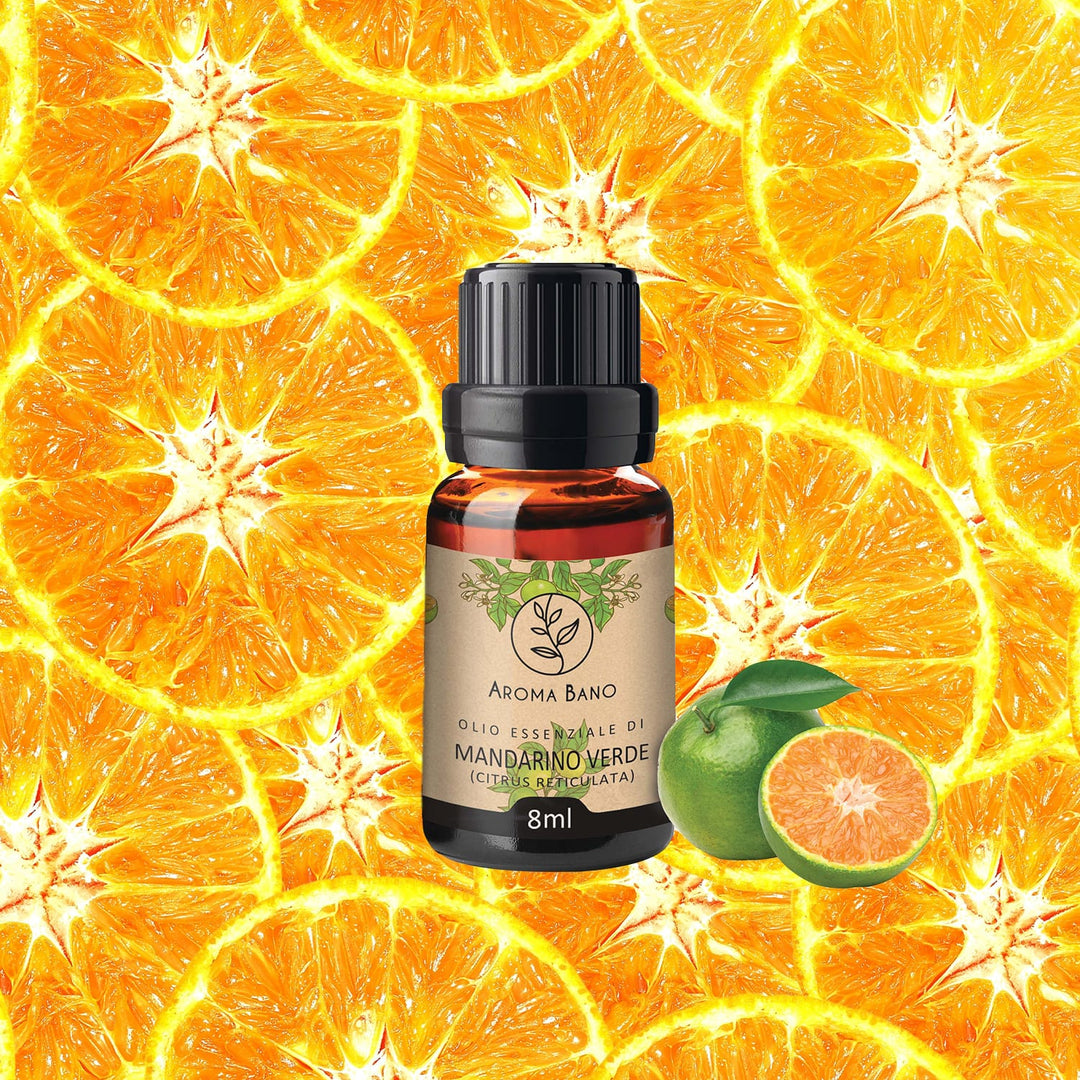 Bottiglia di olio essenziale di Mandarino Verde Aroma Bano da 8 ml su sfondo di fette di agrumi freschi