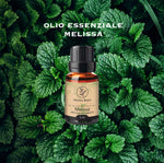 Olio essenziale di Melissa Aroma Bano in bottiglia su sfondo di foglie verdi di melissa