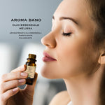 Olio essenziale di Melissa Aroma Bano tenuto vicino al viso durante un momento di aromaterapia