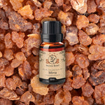 Bottiglia di olio essenziale di mirra Aroma Bano da 8 ml appoggiata su granuli naturali di resina di mirra
