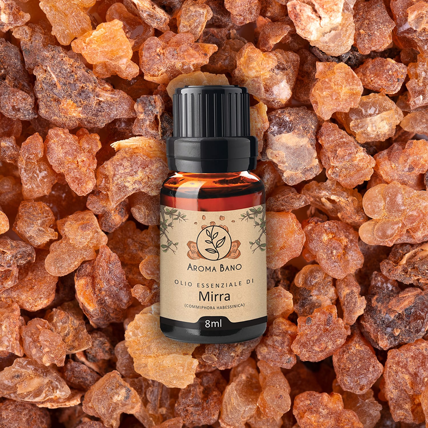 Bottiglia di olio essenziale di mirra Aroma Bano da 8 ml appoggiata su granuli naturali di resina di mirra