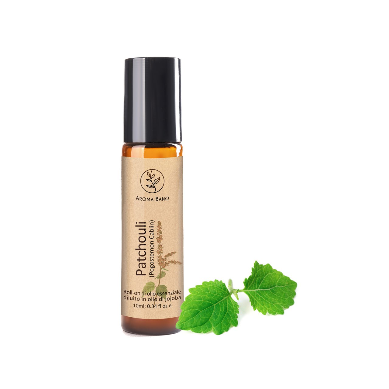 Olio essenziale di patchouli Aroma Bano roll-on in bottiglia da 10 ml con foglie di patchouli su sfondo neutro