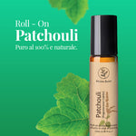 Olio essenziale di patchouli Aroma Bano roll-on in bottiglia da 10 ml su sfondo verde con foglia di patchouli