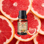 Bottiglia da 8 ml di olio essenziale di Pompelmo Aroma Bano posizionata su fette di pompelmo fresco