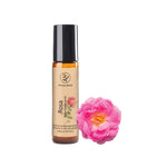 Olio essenziale di rosa damascena Aroma Bano in roll on con fiore di rosa accanto alla bottiglia