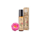 Olio essenziale di rosa damascena Aroma Bano in roll on con confezione e fiore di rosa su sfondo neutro