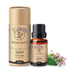 Confezione e bottiglia da 8 ml di olio essenziale di salvia sclarea Aroma Bano affiancate a rametti della pianta di salvia