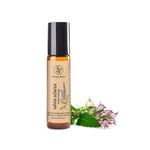 Olio essenziale di salvia sclarea Aroma Bano roll on in bottiglia con fiore di salvia su sfondo chiaro