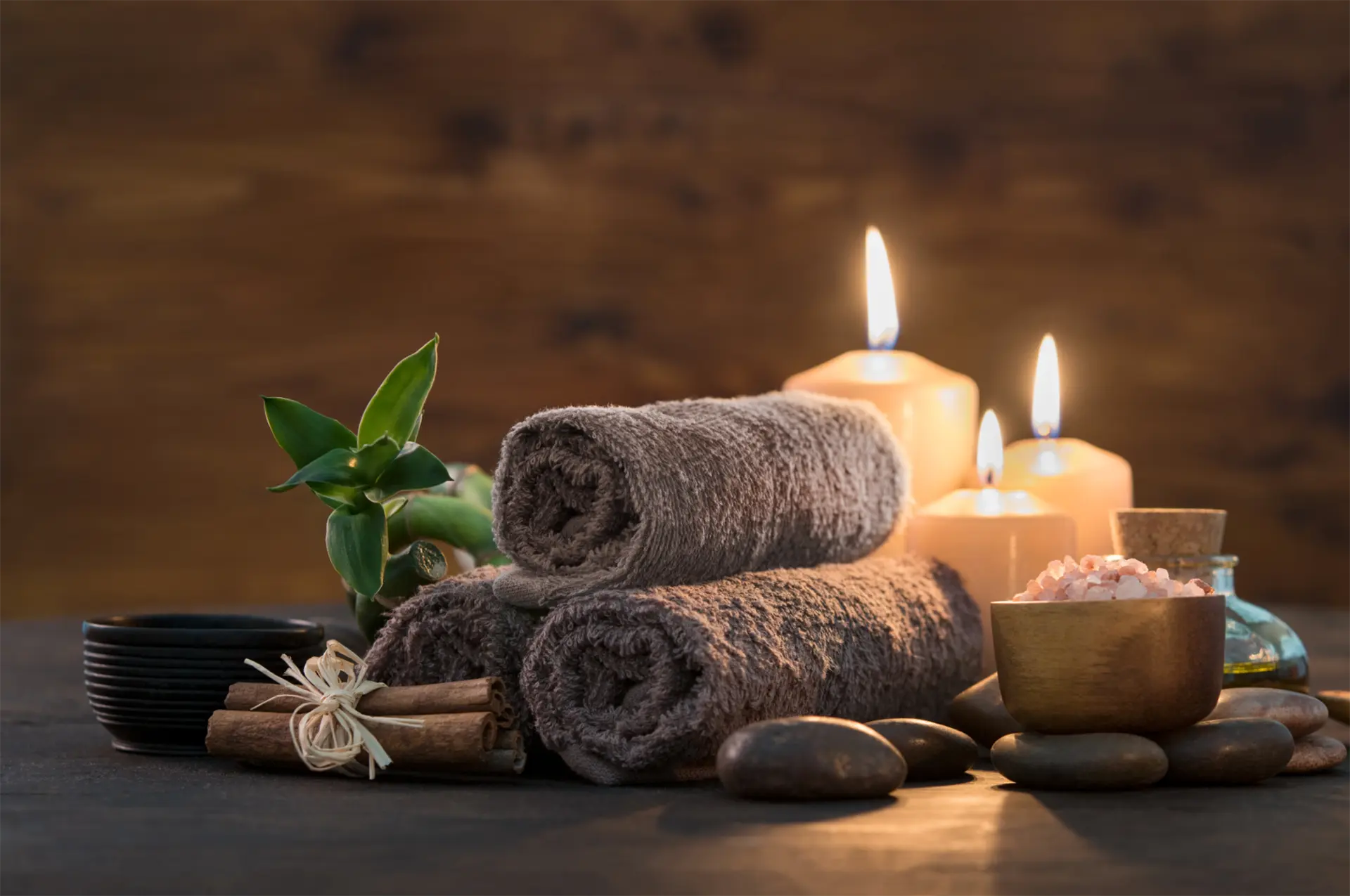 Atmosfera rilassante da spa con candele, asciugamani e aromaterapia naturale