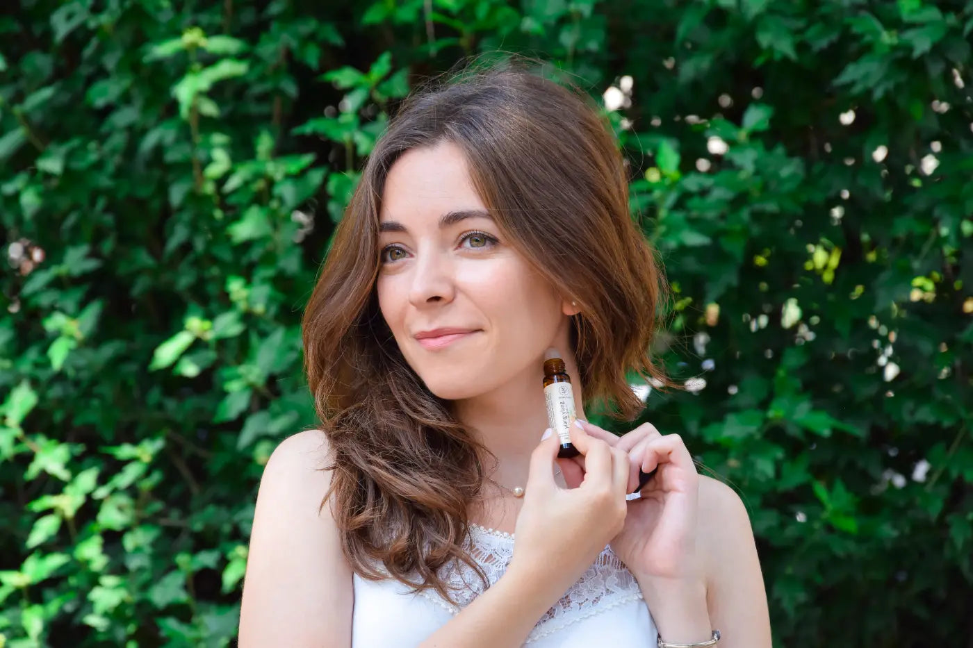 Applicazione del roll-on Aromabano sul collo per una diffusione naturale dell'aroma.
