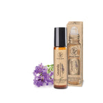 Roll-on di lavanda Aroma Bano con confezione e bottiglia accanto a fiori di lavanda