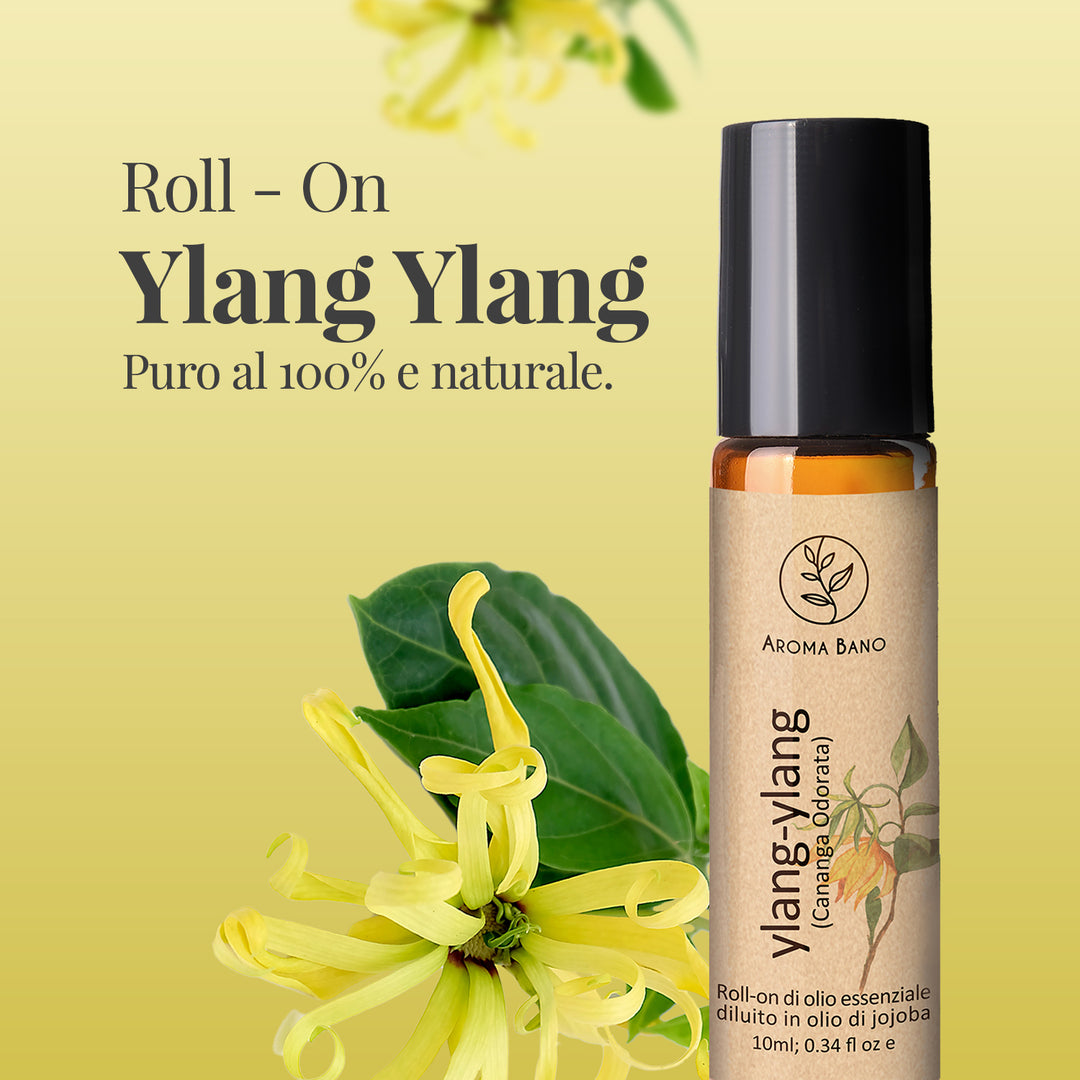 Roll-on di olio essenziale di ylang ylang Aroma Bano con fiore su sfondo naturale