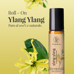 Roll-on di olio essenziale di ylang ylang Aroma Bano con fiore su sfondo naturale