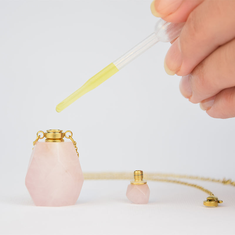 Utilizzo della collana aromaterapia in quarzo rosa con inserimento di olio essenziale Aroma Bano